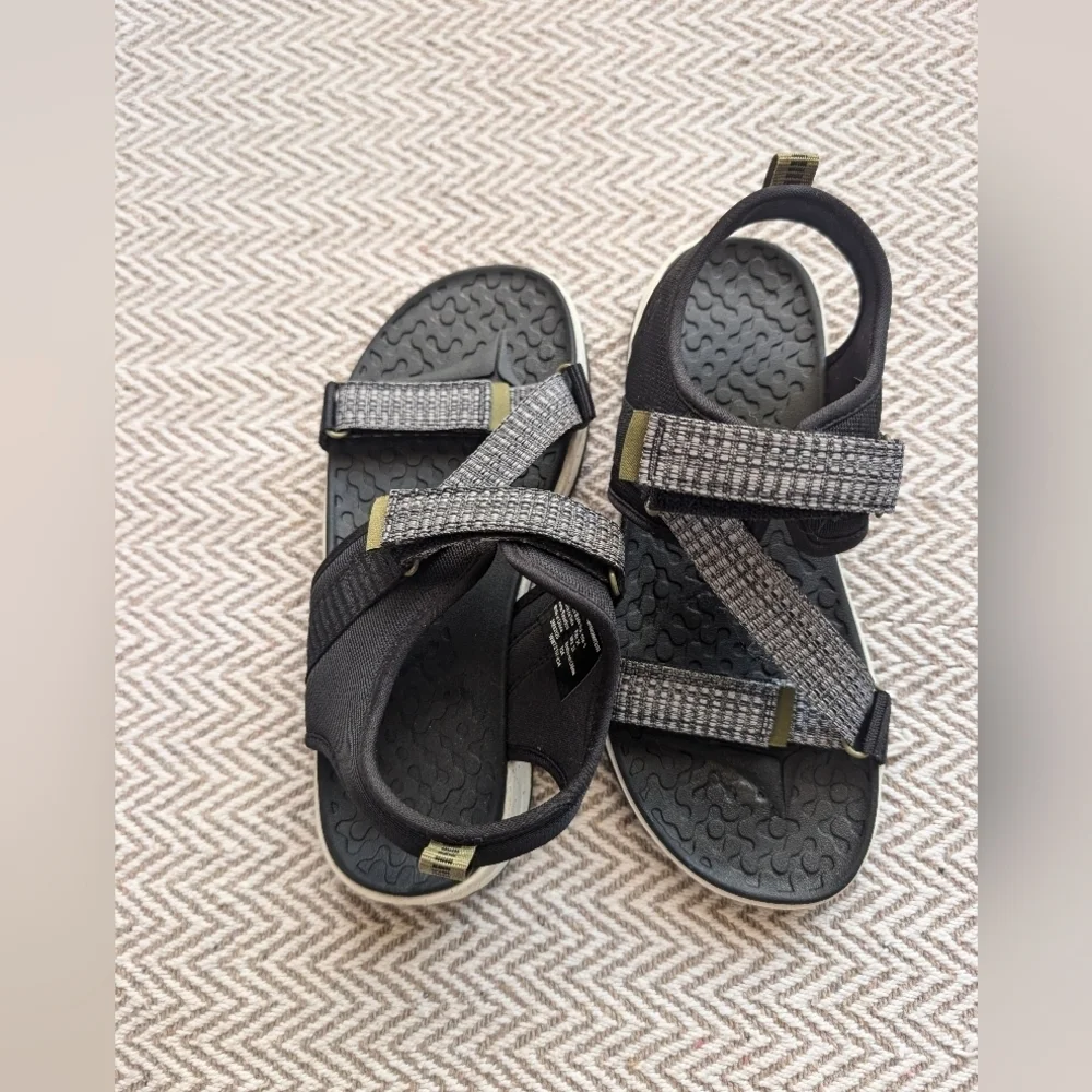 Wonder Nation Black and Silver Kids Sandals/ New With Out Tags Size 3
